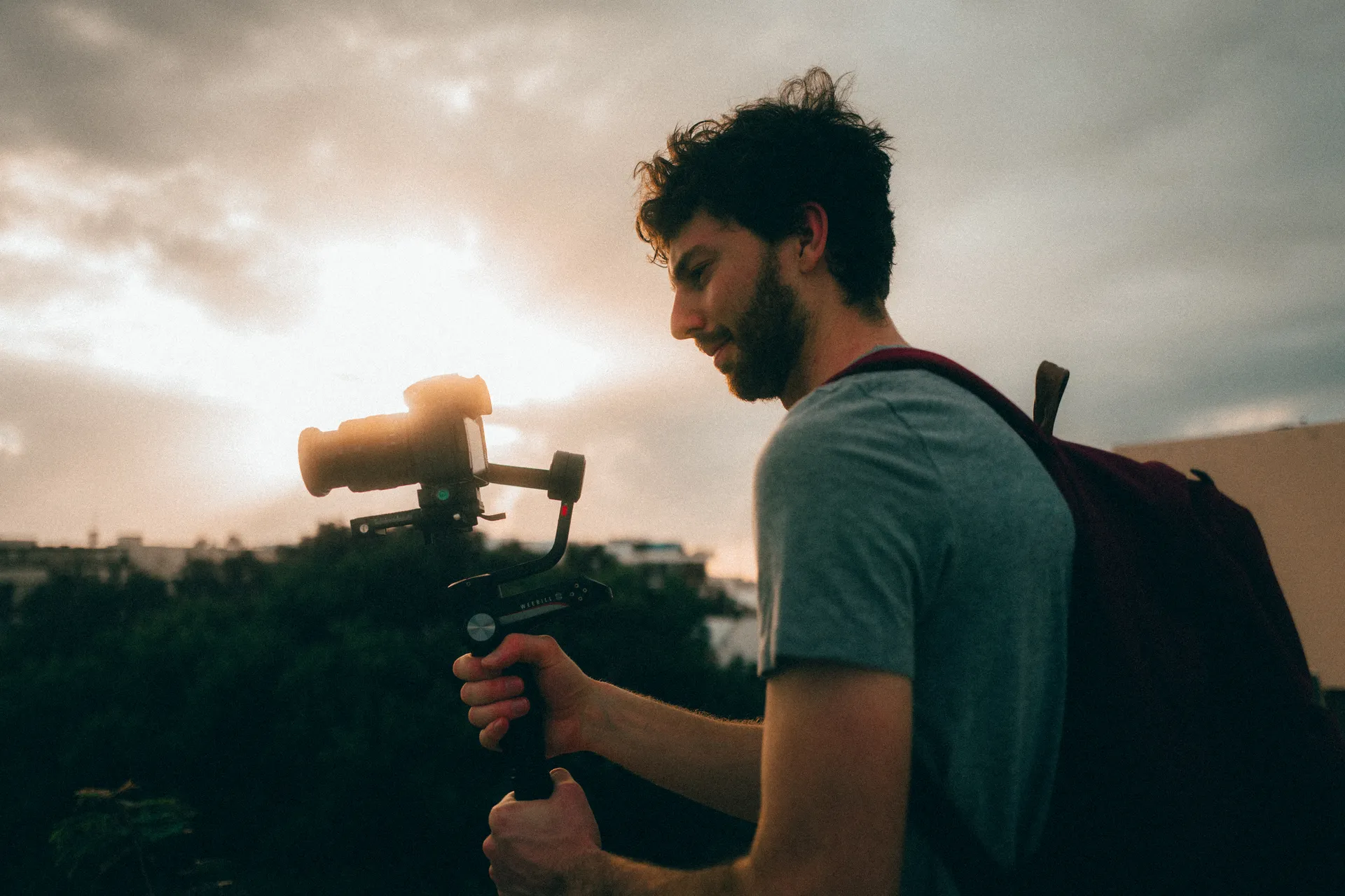 Théo Belnou caméra en main lors d'un tournage
