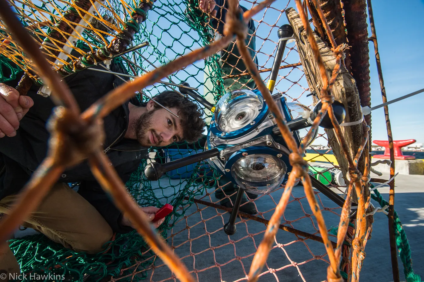 Théo Belnou préparant la caméra 360 sous-marine - Ocean School Fogo Island