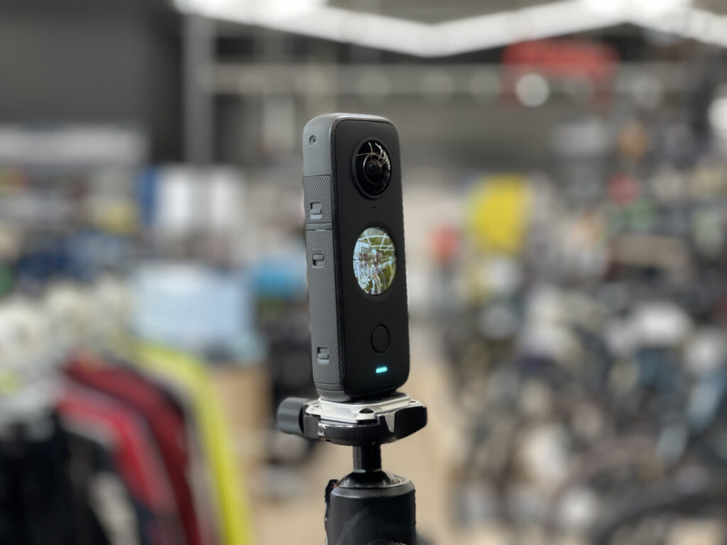 Cámara 360° montada sobre trípode en un espacio interior, utilizada para capturar imágenes inmersivas destinadas a la creación de visitas virtuales profesionales.