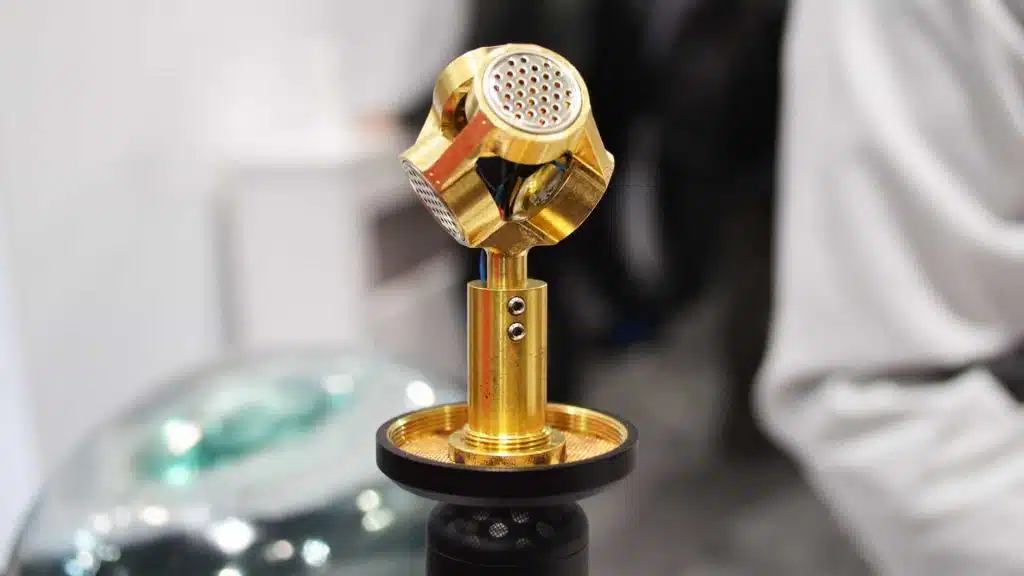 Gros plan du micro Sennheiser AMBEO VR avec ses quatre capsules pour l'enregistrement audio 360 immersif.