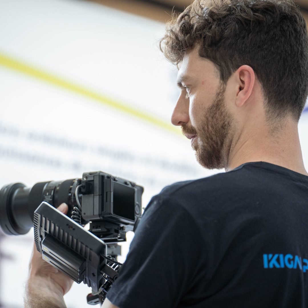 Théo Belnou grabando con cámara profesional durante la producción de un vídeo para redes sociales.