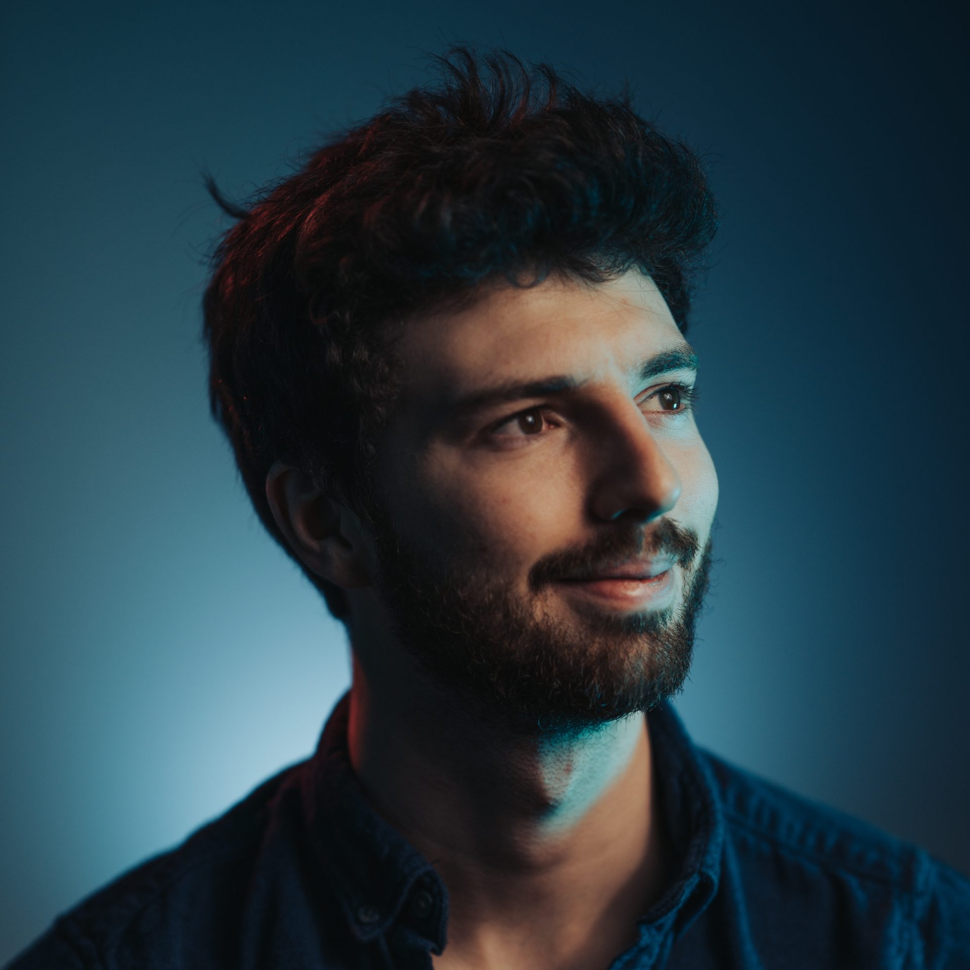 Retrato profesional de un videógrafo freelance en Valencia con iluminación creativa en estudio