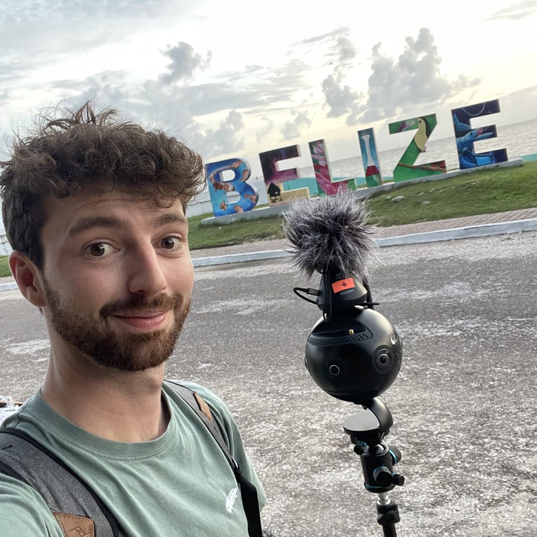 Théo Belnou realizando una captura en 360° en Belice con cámara profesional, durante la creación de visitas virtuales inmersivas.