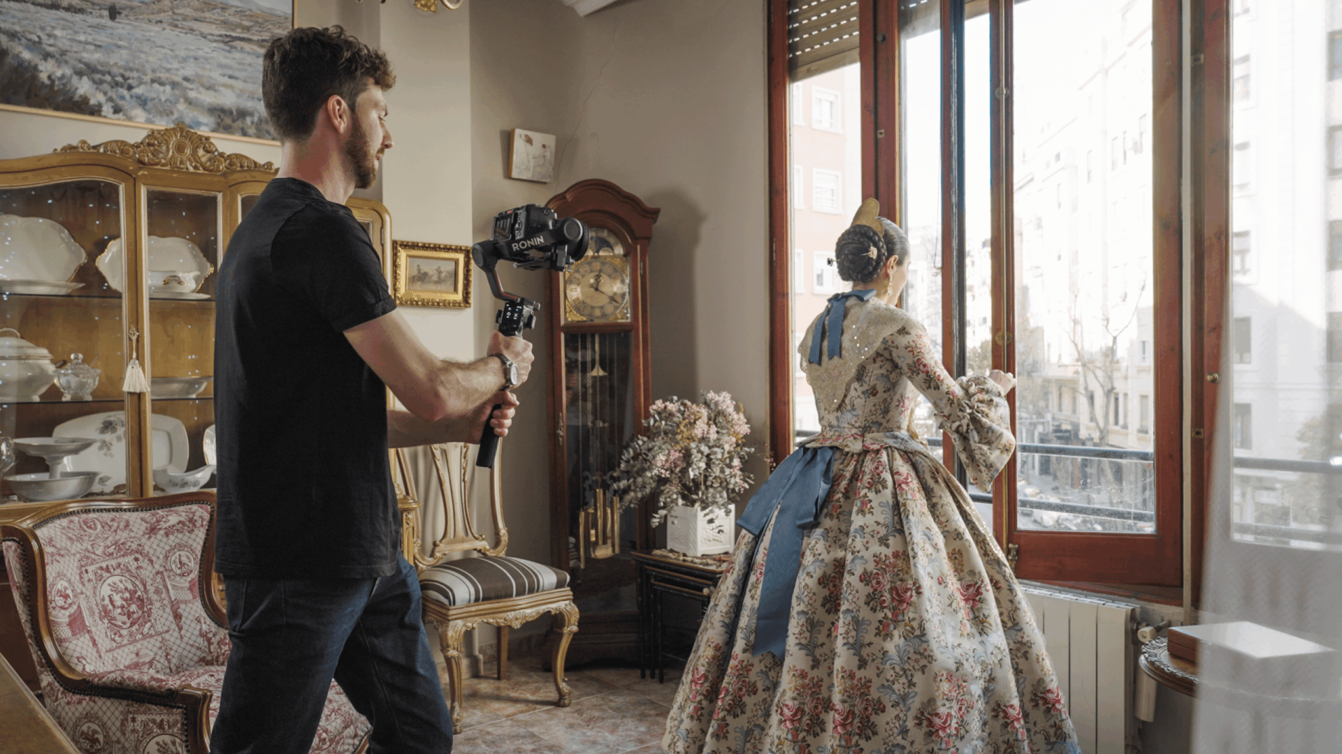 Videógrafo freelance en Valencia filmando una escena tradicional de las Fallas con cámara profesional