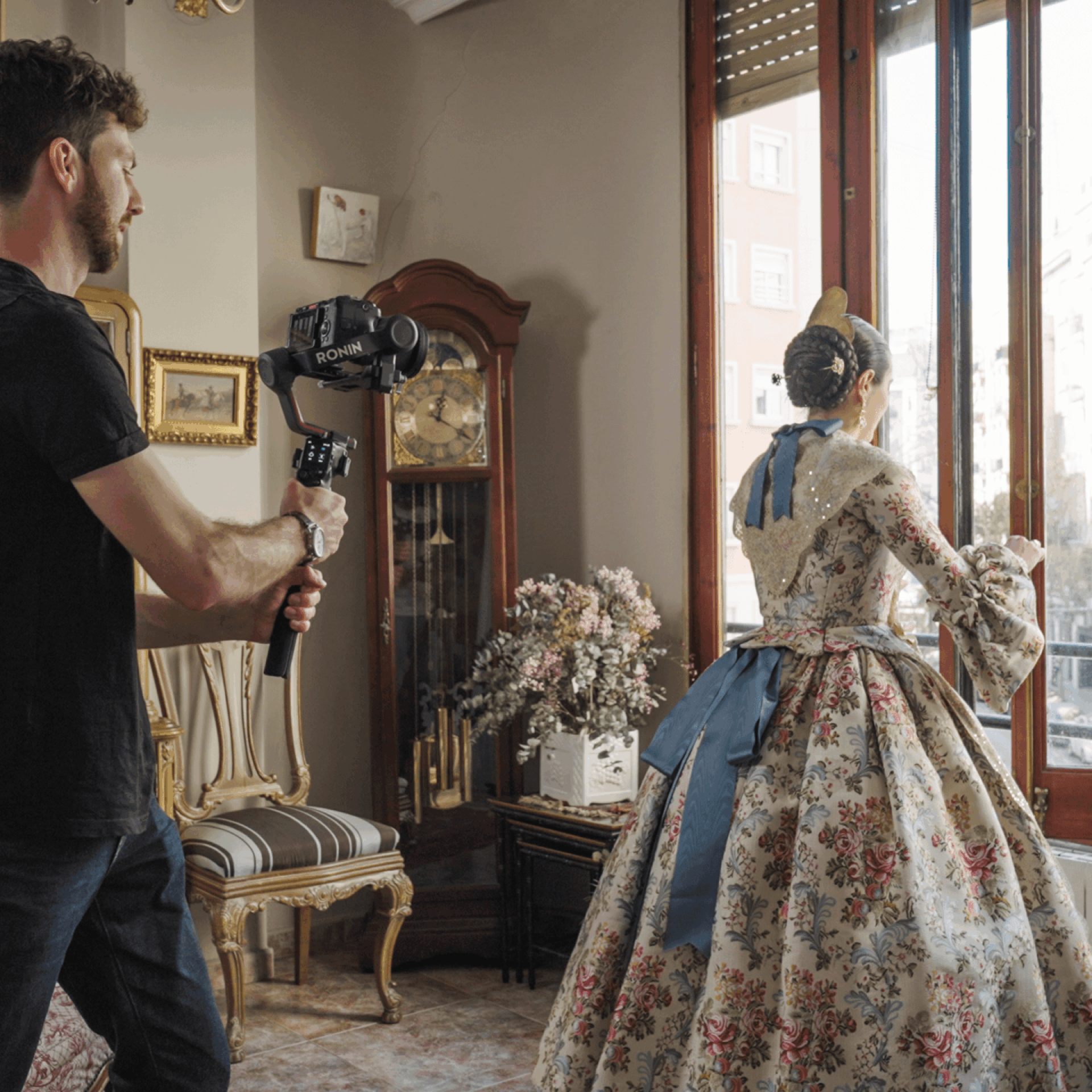 Videógrafo freelance en Valencia filmando una escena tradicional de las Fallas con cámara profesional